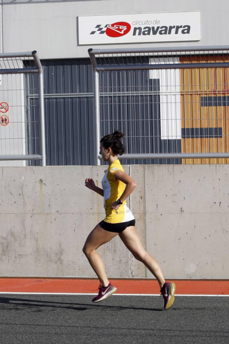 Iker Diges y Alicia Carrera se han proclamado campeones navarros de la distancia de 5 kilómetros en una carrera que ha acogido el Circuito de Los Arcos y que ha sido la primera prueba celebrada en Navarra tras la irrupción de la covid-19.
