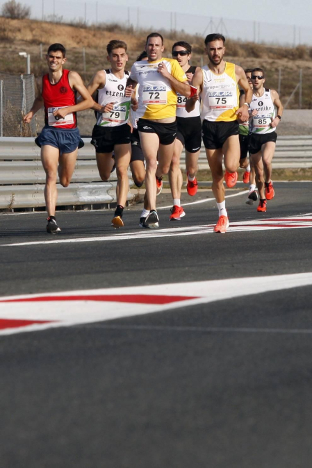 Iker Diges y Alicia Carrera se han proclamado campeones navarros de la distancia de 5 kilómetros en una carrera que ha acogido el Circuito de Los Arcos y que ha sido la primera prueba celebrada en Navarra tras la irrupción de la covid-19.