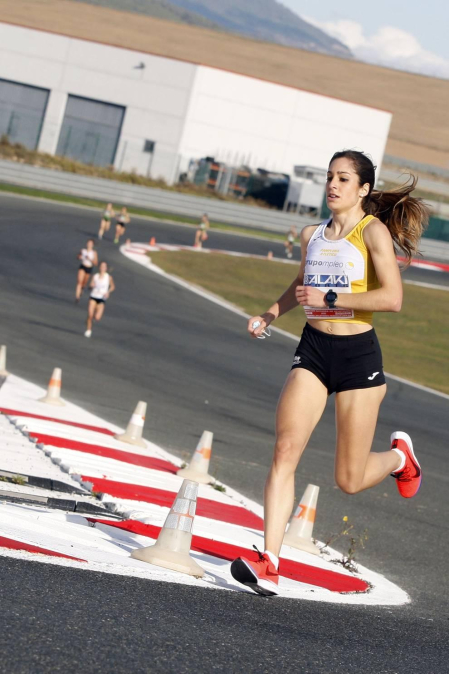 Iker Diges y Alicia Carrera se han proclamado campeones navarros de la distancia de 5 kilómetros en una carrera que ha acogido el Circuito de Los Arcos y que ha sido la primera prueba celebrada en Navarra tras la irrupción de la covid-19.