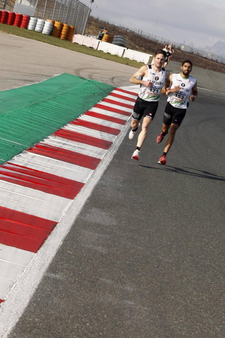 Iker Diges y Alicia Carrera se han proclamado campeones navarros de la distancia de 5 kilómetros en una carrera que ha acogido el Circuito de Los Arcos y que ha sido la primera prueba celebrada en Navarra tras la irrupción de la covid-19.