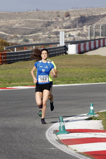 Iker Diges y Alicia Carrera se han proclamado campeones navarros de la distancia de 5 kilómetros en una carrera que ha acogido el Circuito de Los Arcos y que ha sido la primera prueba celebrada en Navarra tras la irrupción de la covid-19.