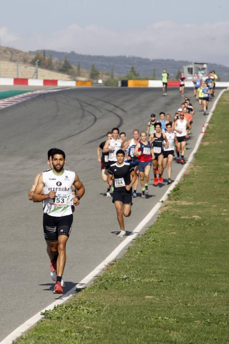 Iker Diges y Alicia Carrera se han proclamado campeones navarros de la distancia de 5 kilómetros en una carrera que ha acogido el Circuito de Los Arcos y que ha sido la primera prueba celebrada en Navarra tras la irrupción de la covid-19.