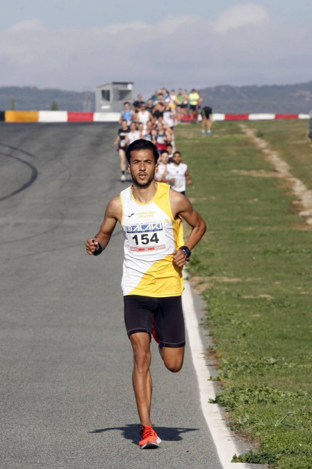 Iker Diges y Alicia Carrera se han proclamado campeones navarros de la distancia de 5 kilómetros en una carrera que ha acogido el Circuito de Los Arcos y que ha sido la primera prueba celebrada en Navarra tras la irrupción de la covid-19.