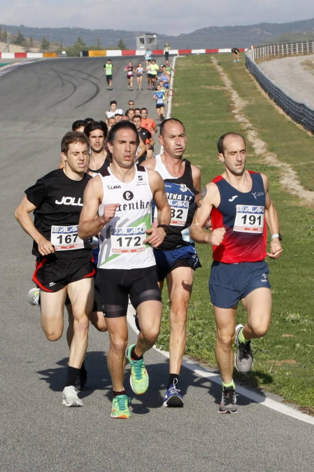 Iker Diges y Alicia Carrera se han proclamado campeones navarros de la distancia de 5 kilómetros en una carrera que ha acogido el Circuito de Los Arcos y que ha sido la primera prueba celebrada en Navarra tras la irrupción de la covid-19.