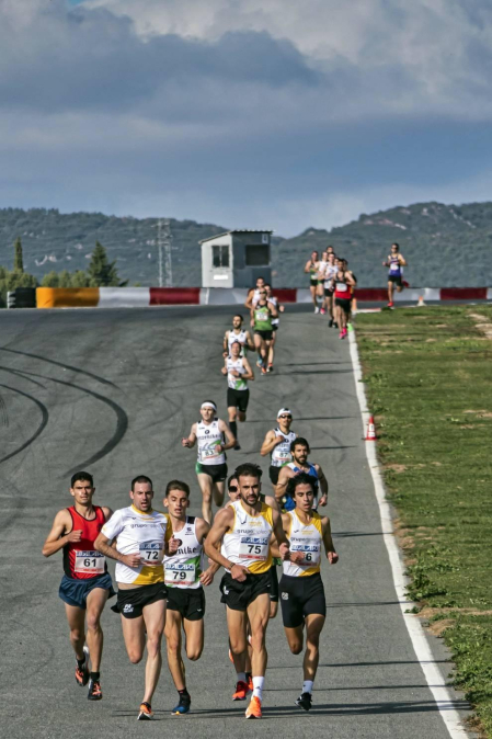 Iker Diges y Alicia Carrera se han proclamado campeones navarros de la distancia de 5 kilómetros en una carrera que ha acogido el Circuito de Los Arcos y que ha sido la primera prueba celebrada en Navarra tras la irrupción de la covid-19.