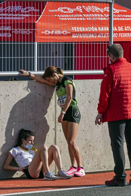 Iker Diges y Alicia Carrera se han proclamado campeones navarros de la distancia de 5 kilómetros en una carrera que ha acogido el Circuito de Los Arcos y que ha sido la primera prueba celebrada en Navarra tras la irrupción de la covid-19.