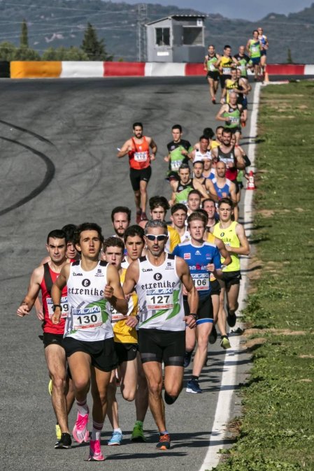 Iker Diges y Alicia Carrera se han proclamado campeones navarros de la distancia de 5 kilómetros en una carrera que ha acogido el Circuito de Los Arcos y que ha sido la primera prueba celebrada en Navarra tras la irrupción de la covid-19.