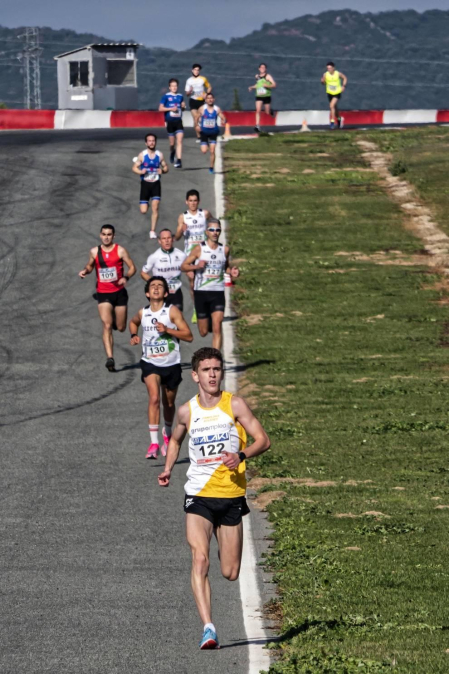 Iker Diges y Alicia Carrera se han proclamado campeones navarros de la distancia de 5 kilómetros en una carrera que ha acogido el Circuito de Los Arcos y que ha sido la primera prueba celebrada en Navarra tras la irrupción de la covid-19.