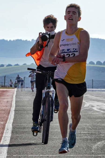 Iker Diges y Alicia Carrera se han proclamado campeones navarros de la distancia de 5 kilómetros en una carrera que ha acogido el Circuito de Los Arcos y que ha sido la primera prueba celebrada en Navarra tras la irrupción de la covid-19.