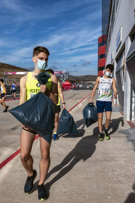 Iker Diges y Alicia Carrera se han proclamado campeones navarros de la distancia de 5 kilómetros en una carrera que ha acogido el Circuito de Los Arcos y que ha sido la primera prueba celebrada en Navarra tras la irrupción de la covid-19.