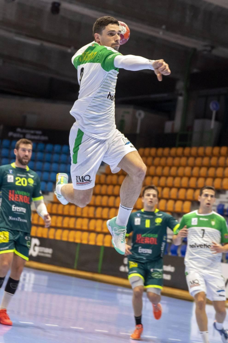 Helvetia Anaitasuna ha ganado 30-25 a Viveros Herol Nava, su cuarta victoria consecutiva que le coloca en sexta posición de la Liga Sacyr Asobal.
