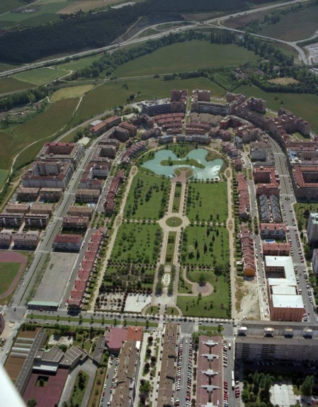 El Archivo Real y General de Navarra ha publicado 3.000 nuevas fotografías en su buscador web Archivo Abierto y ha ampliado la información recogida en su portal de Internet 'Fototeca de Navarra' a un total de 59 fondos documentales. Entre las novedades de este nuevo volcado de archivos destaca una colección de 2.681 fotos de distintas localidades navarras procedentes del fondo Fotografía Aérea y Terrestre-FOAT.