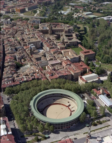 El Archivo Real y General de Navarra ha publicado 3.000 nuevas fotografías en su buscador web Archivo Abierto y ha ampliado la información recogida en su portal de Internet 'Fototeca de Navarra' a un total de 59 fondos documentales. Entre las novedades de este nuevo volcado de archivos destaca una colección de 2.681 fotos de distintas localidades navarras procedentes del fondo Fotografía Aérea y Terrestre-FOAT.