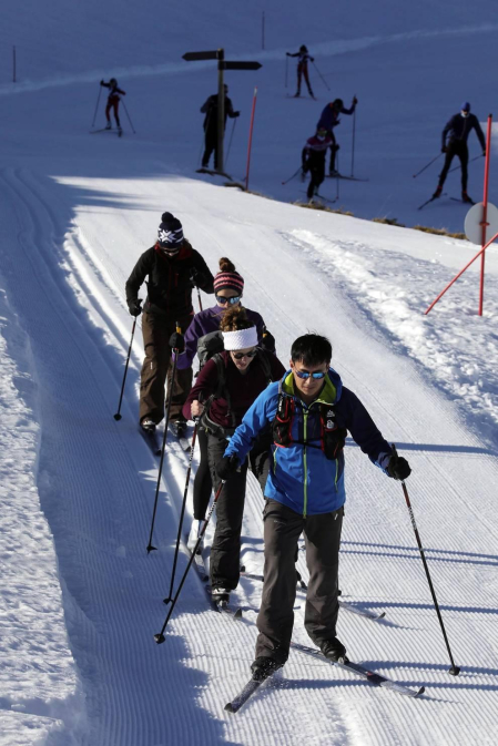 Los aficionados a los deportes de invierno pudieron disfrutar de la nieve con el primer día de las instalaciones este domingo 20 de diciembre.