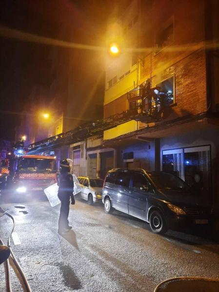 El fuego lo inició un inquilino que se había atrincherado en su casa después de una intervención por violencia de género.