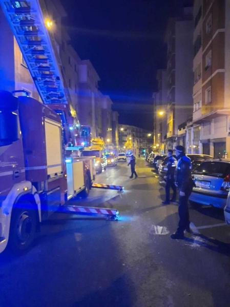 El fuego lo inició un inquilino que se había atrincherado en su casa después de una intervención por violencia de género.