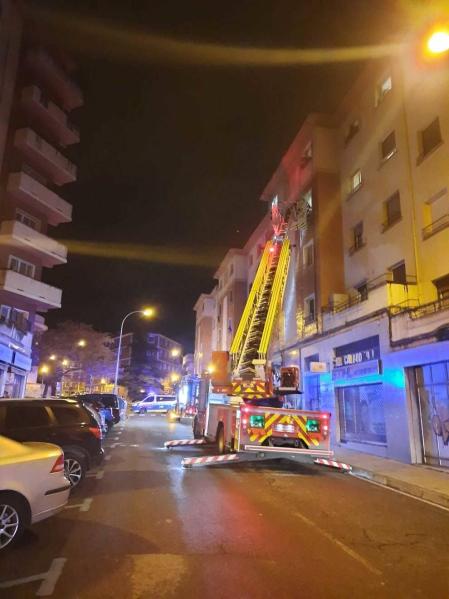 El fuego lo inició un inquilino que se había atrincherado en su casa después de una intervención por violencia de género.