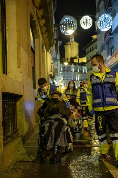 Pilar Martínez y Faustino Cámara viven en un tercero sin ascensor y necesitan silla de ruedas. Tras semanas sin salir de casa, voluntarios de la DYA les ofrecieron un recorrido por la ciudad