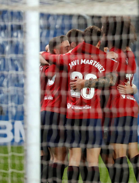 Imágenes del partido entre la Real Sociedad y Osasuna en el Reale Arena de San Sebastián.