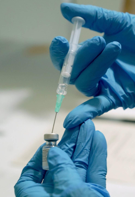 Solo las personas con riesgo de anafilaxia no deberían recibir la vacuna de Pfizer