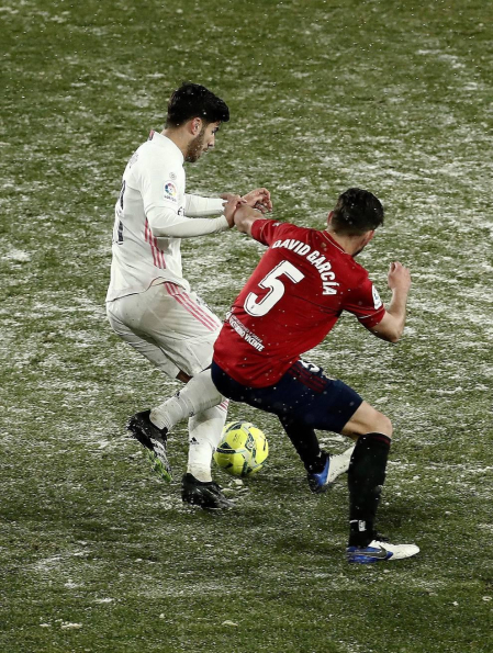 Imágenes de las horas previas y del partido Osasuna-Real Madrid, correspondiente a la jornada 18 y marcado por el paso de la borrasca Filomena.