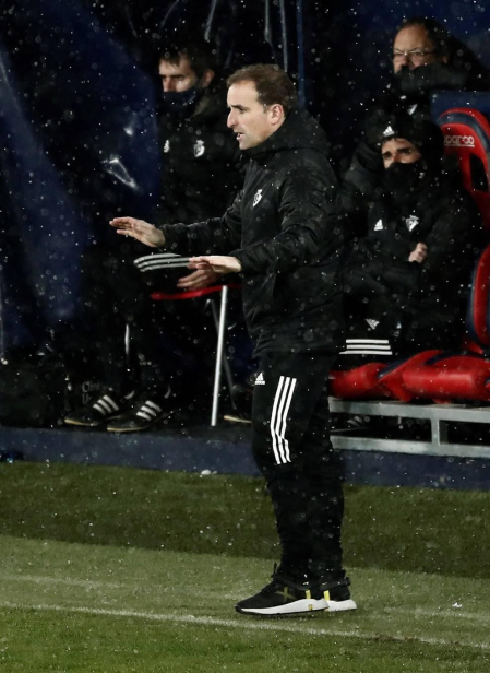 Imágenes de las horas previas y del partido Osasuna-Real Madrid, correspondiente a la jornada 18 y marcado por el paso de la borrasca Filomena.