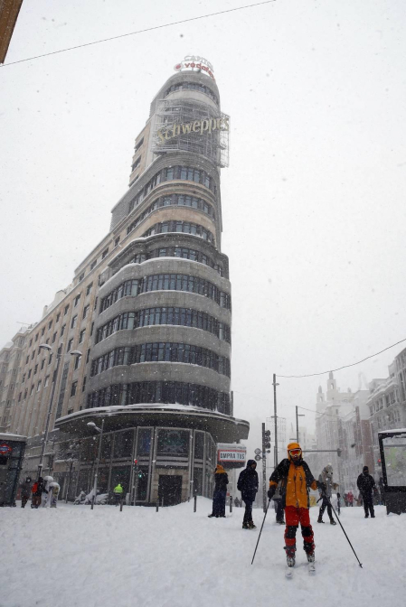 La Comunidad de Madrid ha despertado este sábado cubierta con una espesa manta de nieve que impide la movilidad en buena parte de la región, incluida la capital.