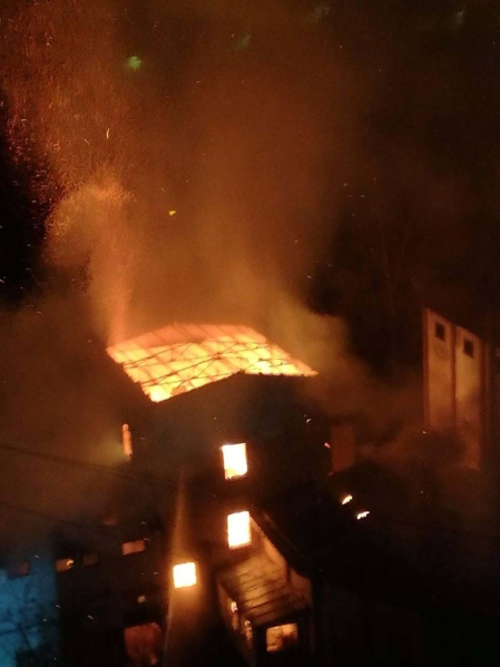 Arde de madrugada el edificio de la antigua harinera de Miluce