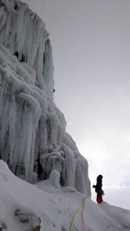 Galería de imágenes de Mikel Zabalza, Ekaitz Maiz y Gorka Karapeto escalando en hielo en el morro inferior del Beriáin-San Donato.