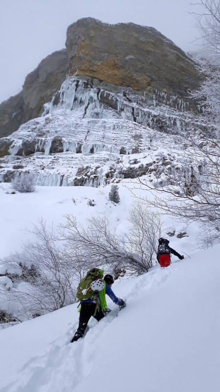 Galería de imágenes de Mikel Zabalza, Ekaitz Maiz y Gorka Karapeto escalando en hielo en el morro inferior del Beriáin-San Donato.