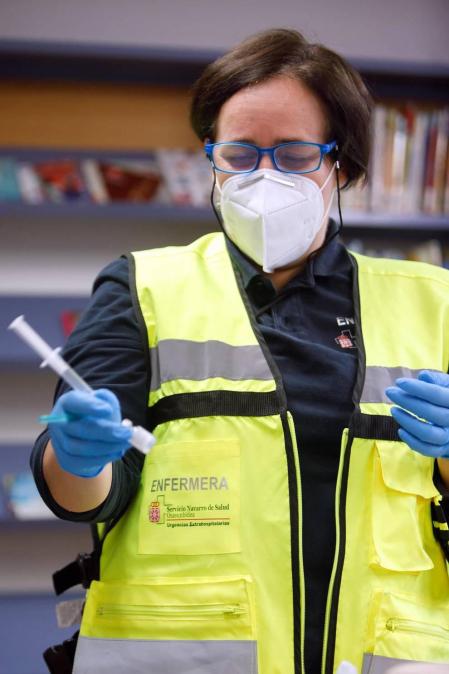 Navarra comienza la vacunación a los profesionales sanitarios y a grandes dependientes en Etxarri-Aranatz y Alsasua.