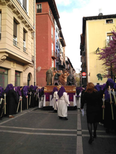 En la imagen, el paso de la 'Última Cena', a su salida de la sede de la Hermandad de la Pasión de Pamplona.