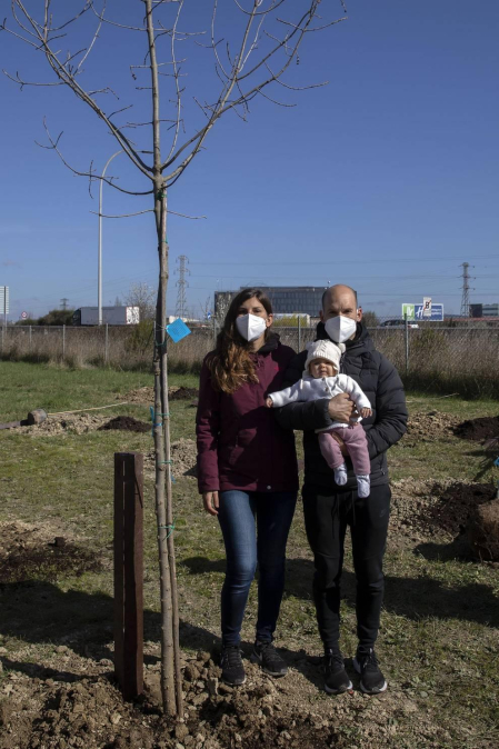 Decenas de personas han participado este sábado en Noáin en la plantación de árboles organizada por el Ayuntamiento de la localidad.