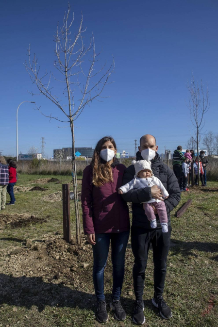 Decenas de personas han participado este sábado en Noáin en la plantación de árboles organizada por el Ayuntamiento de la localidad.