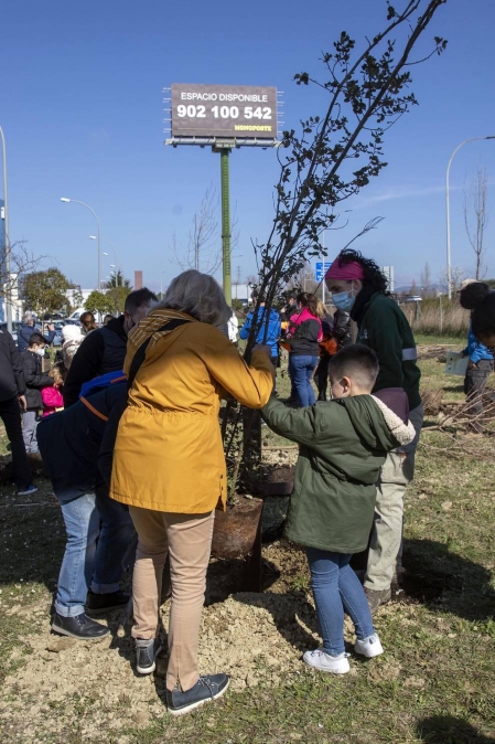 Decenas de personas han participado este sábado en Noáin en la plantación de árboles organizada por el Ayuntamiento de la localidad.