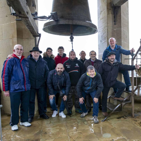 El grupo de campaneros de la Catedral de Pamplona se formó en 2011 y desde entonces se reúnen alrededor de 40 veces al año para bandear, tañer y repicar a la campana María, reina de la catedral, y sus hermanas de ambas torres