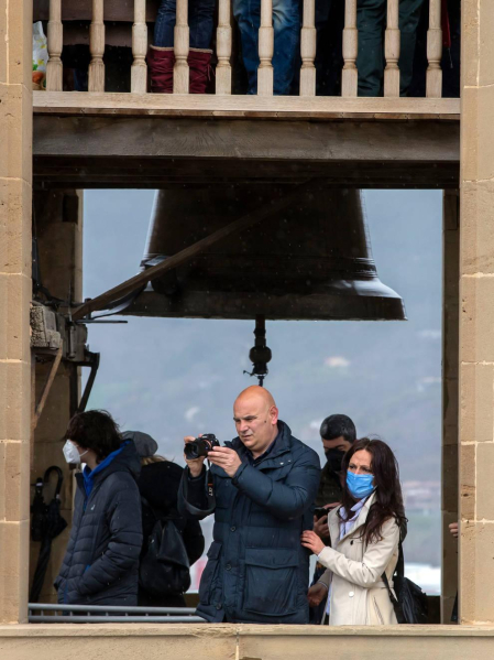 El grupo de campaneros de la Catedral de Pamplona se formó en 2011 y desde entonces se reúnen alrededor de 40 veces al año para bandear, tañer y repicar a la campana María, reina de la catedral, y sus hermanas de ambas torres