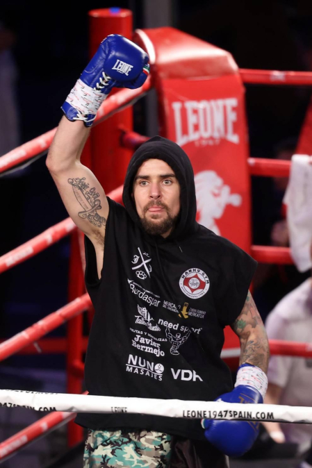 El navarro David Soria, 'Infierno', se quedó sin revalidar el título y cayó en tres asaltos contra José Gregorio 'La Sombra' en una velada celebrada en el Navarra Arena.