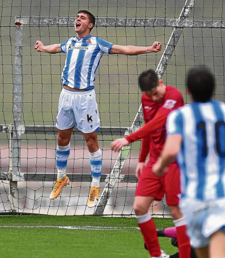 Jon Karrikaburu celebra un gol.