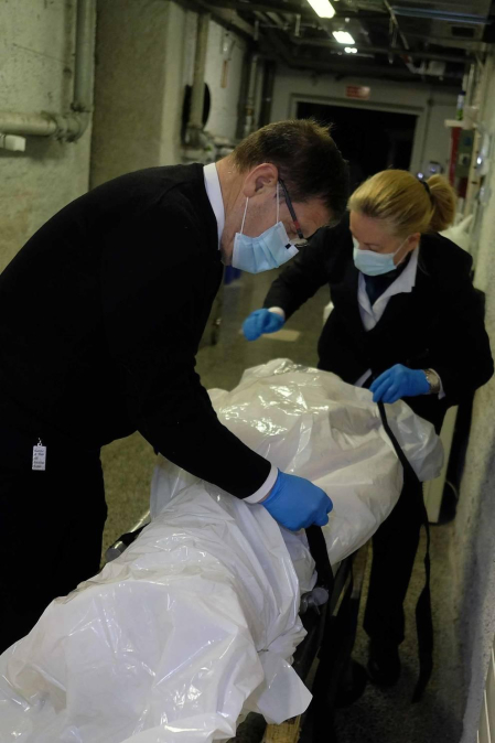 Han recogido con sus manos más de 1.160 fallecidos por covid en Navarra. Realizan un trabajo invisible, esencial, aunque relegado al último eslabón sanitario. Incluso del olvido. Se les llama funerarios y son unos 80 en la Comunidad foral. Hombres y mujeres. Una representación de estos trabajadores, de Tanatorios Irache y Tanatorio San Alberto, confiesan su estado de ánimo.