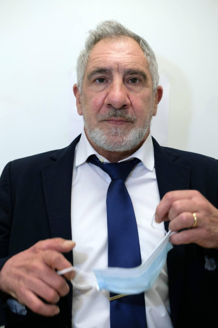 Han recogido con sus manos más de 1.160 fallecidos por covid en Navarra. Realizan un trabajo invisible, esencial, aunque relegado al último eslabón sanitario. Incluso del olvido. Se les llama funerarios y son unos 80 en la Comunidad foral. Hombres y mujeres. Una representación de estos trabajadores, de Tanatorios Irache y Tanatorio San Alberto, confiesan su estado de ánimo.