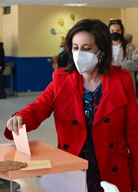 Los candidatos a la presidencia de la Asamblea de Madrid votan en sus colegios electorales.