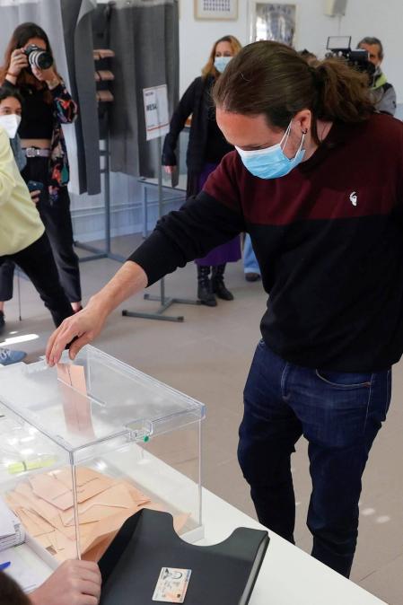 Los candidatos a la presidencia de la Asamblea de Madrid votan en sus colegios electorales.