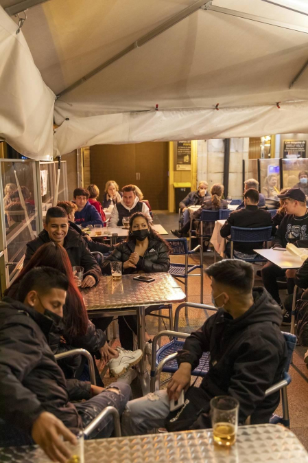 Poca gente en las terrazas de Pamplona a partir de las 23.00 horas de este martes, 11 de mayo, cuando el toque de queda ha sido levantado por el TSJN tras levantarse el estado de alarmaa