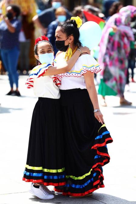 La Plaza del Castillo acogió este domingo, 23 de mayo, una concentración convocada por la Coordinadora Antirracista de Navarra para celebrar la fecha.
