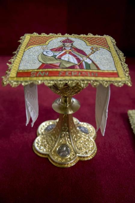 La capilla de San Fermín acogió este domingo, 6 de junio, la misa de la Escalerica sanferminera que en esta ocasión dobló la ceremonia en dos, una primera para los niños y otra para el resto de fieles.
