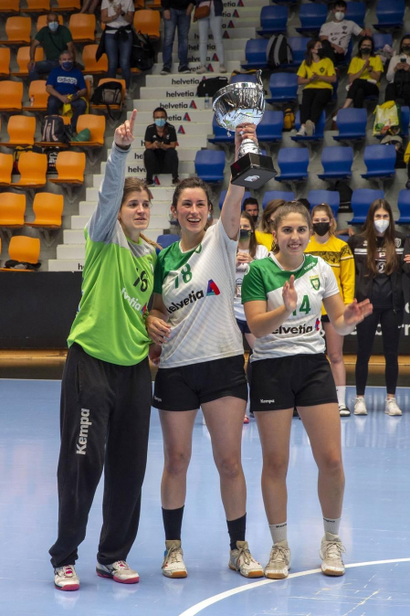 Las navarras lograron el ascenso a División de Honor Plata femenina tras vencer en la final disputada en La Catedral al Usurbil por 20-18.