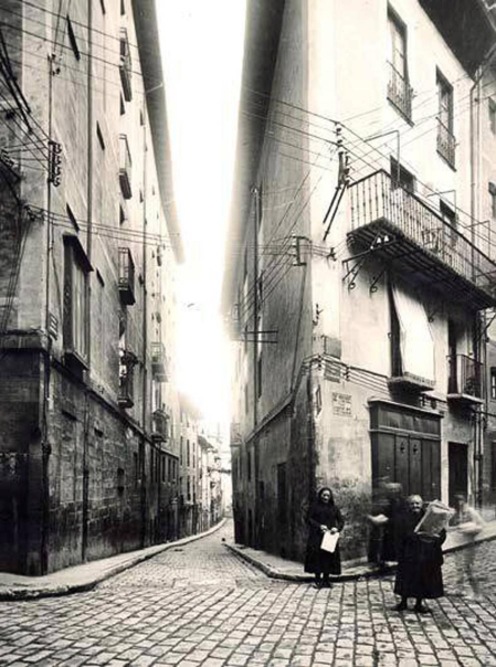 El Ayuntamiento de Pamplona inauguró la muestra en Condestable con fotografías que visibilizan la contribución de las mujeres para mantener en pie la sociedad.