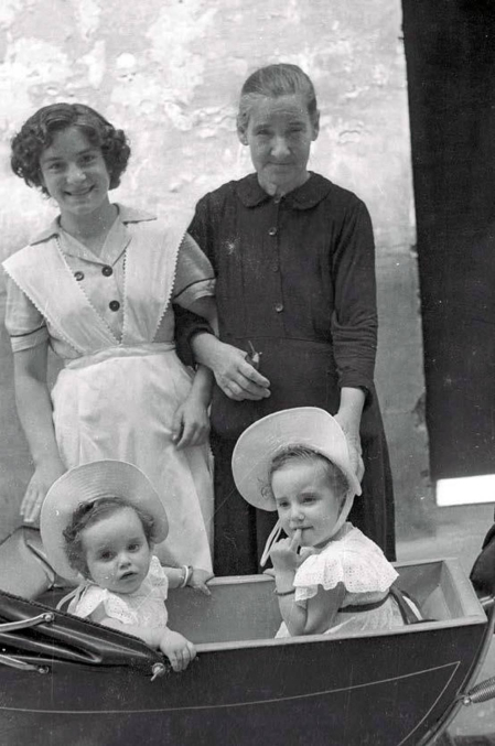El Ayuntamiento de Pamplona inauguró la muestra en Condestable con fotografías que visibilizan la contribución de las mujeres para mantener en pie la sociedad.