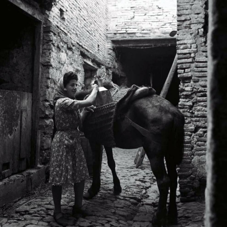 El Ayuntamiento de Pamplona inauguró la muestra en Condestable con fotografías que visibilizan la contribución de las mujeres para mantener en pie la sociedad.